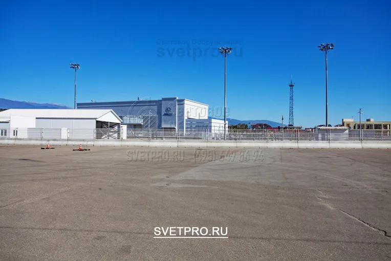 При производстве подвижных частей в оголовнике мачты применяют
полимерные материалы, чтобы избежать отсутствия трения металла о металл.