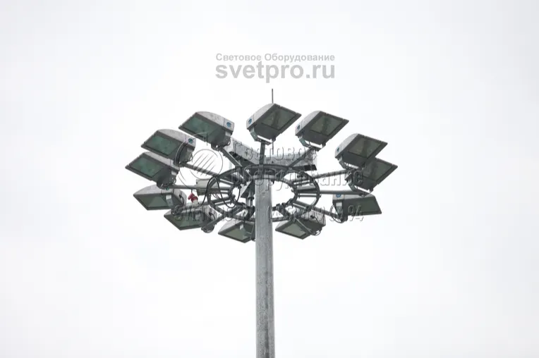 На короне у мачты устанавливается кронштейн для крепления прожекторов.