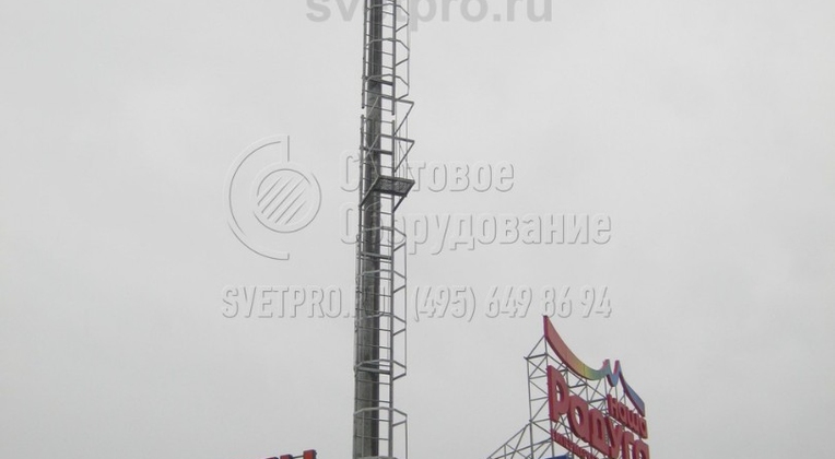 Корпус осветительной инженерной конструкции, установленной рядом с торговым центром, имеет форму конуса. Его диаметр в нижней части больше, чем у верхушки. Такая конструкция разработана для того, чтобы опустить центр тяжести изделия. За счет такого смещения матча получается более стабильной.