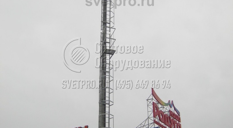 Ствол изображенной на фото мачты делается из стального проката. Детали после порезки и гибки свариваются продольным швом с помощью электросварочного оборудования. Для получения максимально прочного и надежного изделия сварные соединения после сваривания тщательно проверяются.