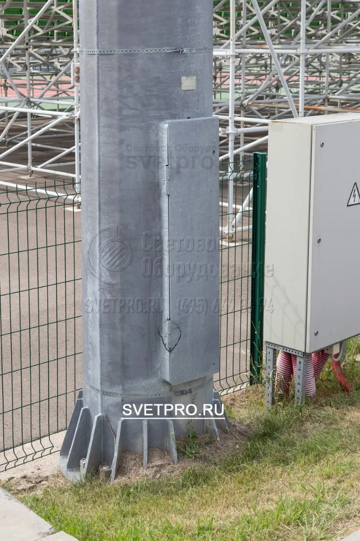 На представленном изображении вы видите ревизионное отверстие, через которое производится подключение кабеля для подачи электричества. Силовые провода прокладываются под землей в траншеях и вводятся через анкерную закладную деталь. Крышка ревизионного люка защищает от осадков и посторонних людей.