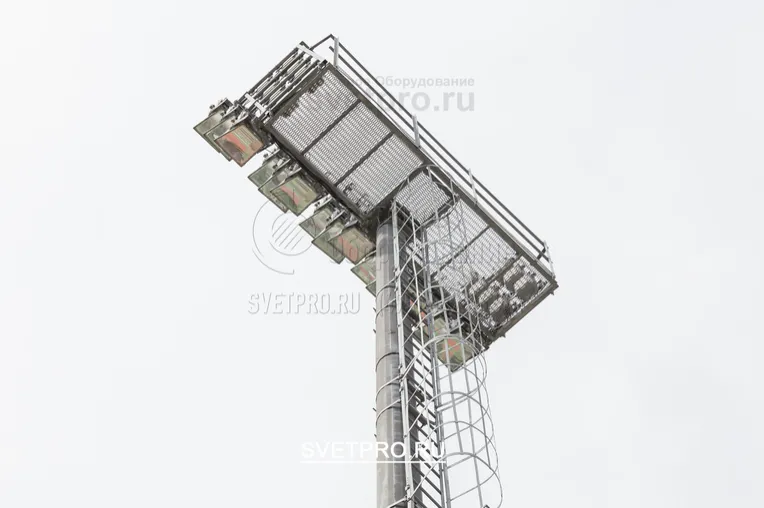 Для крепления технологической площадки на верхушке корпуса предусмотрен фланец. Он имеет круглую форму, как и деталь внизу корпуса. Для крепления используются болты с гайками. Такое соединение остается разъемным, есть возможность демонтировать его при повреждении или для повторного применения.