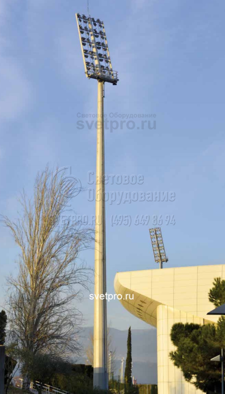 В представленном на изображении варианте на опоре установлена большая прямоугольная площадка, на которой закреплено много прожекторов освещения. Во избежание поломки оборудования из-за попадания молнии на верхней части рамы прикреплен штырь молниеотвода.