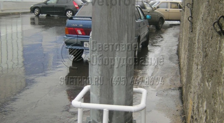Все мачты освещения модели МГФ подключаются к линиям питания, которые проложены под грунтом в предварительно вырытых траншеях. Поэтому для коммутации с проводкой ствола не нужно подниматься на верхнюю площадку. Ввод кабелей производится под землей через анкерную закладную деталь.