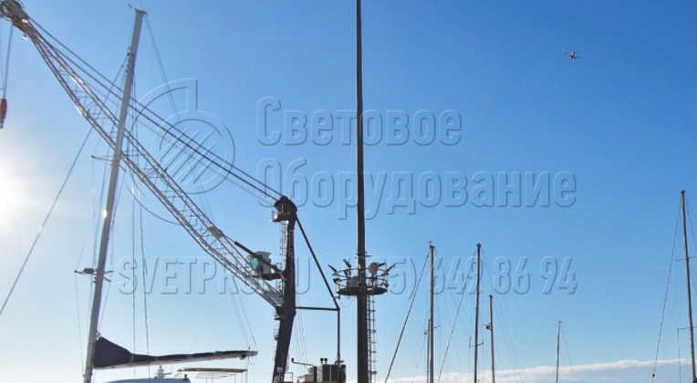 Основная сфера использования мачты, представленной на изображении — освещение объектов транспортной инфраструктуры, то есть аэропортов, портов, больших логистических центров. Две рамы для светильников позволяют организовать общее освещение и местную подсветку территории.