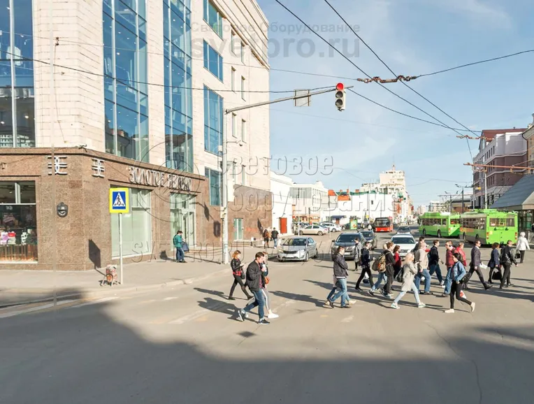 Стойка со светофором на фотографии имеет высоту корпуса 7 метров. На вертикальную часть может устанавливаться консоль для дополнительного светофора. Длина консоли составляет 3,5 метра. Так как корпус делается из листовой стали, он имеет небольшой вес. Установка производится на закладную деталь. 