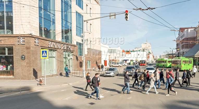 Стойка со светофором на фотографии имеет высоту корпуса 7 метров. На вертикальную часть может устанавливаться консоль для дополнительного светофора. Длина консоли составляет 3,5 метра. Так как корпус делается из листовой стали, он имеет небольшой вес. Установка производится на закладную деталь. 