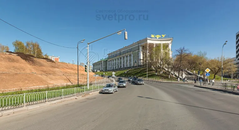 Силовая линия к светофорной опоре прокладывается под землей, чтобы избежать ее обрыва при дорожно-транспортном происшествии или по причине воздействия природных факторов. Для подключения силового кабеля к проводке используется ревизионное отверстие. В нем крепится клеммная колодка. 