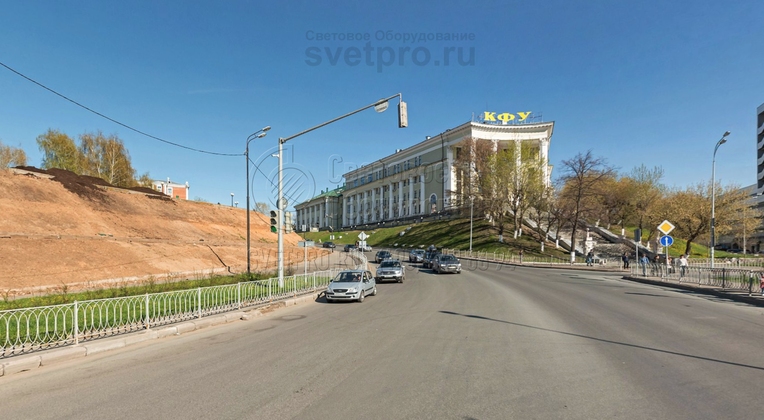 Силовая линия к светофорной опоре прокладывается под землей, чтобы избежать ее обрыва при дорожно-транспортном происшествии или по причине воздействия природных факторов. Для подключения силового кабеля к проводке используется ревизионное отверстие. В нем крепится клеммная колодка. 
