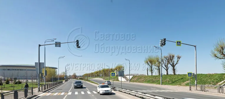 Специальные светофорные инженерные конструкции на фотографии имеют высоту 8 метров. К ним прикреплена консоль длиной 7 метров. Производитель гарантирует, что опоры под нагрузкой сохраняют свою первоначальную прочность и несущую способность не менее 25 лет благодаря качественному цинкованию.