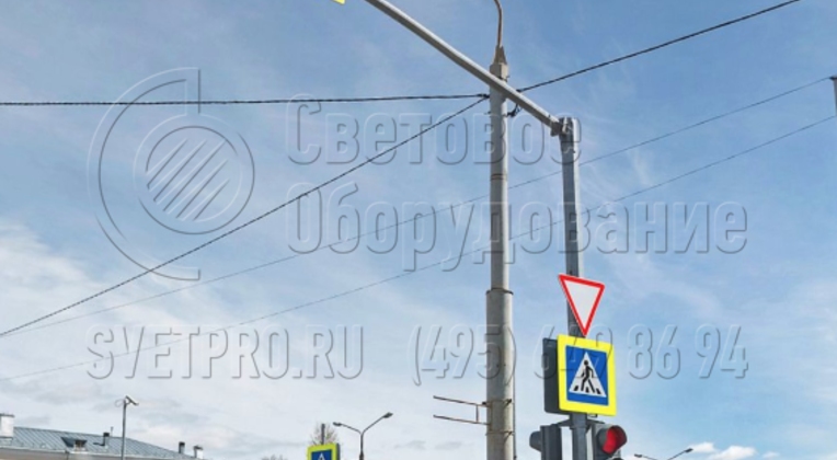 Универсальность светофорной стойки проявляется в том, что на нее можно установить не только светофоры, но и дорожные знаки. Поэтому инженерам дорожных служб не нужно устанавливать несколько стволов, чтобы закрепить все необходимые знаки и светофоры. Это уменьшает число опор на тротуарах. 