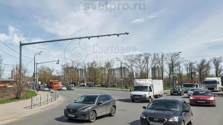 У светофорной стойки, которая изображена на фото, длина наклонного элемента составляет 6,5 метра, а высота вертикальной части 8,15 метров. Это дает возможность удобно разместить большое количество регулирующего оборудования и камер наблюдения за дорожной обстановкой.