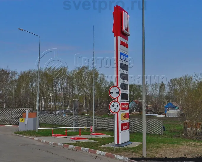 На представленном изображении вы видите молниеотвод, который установлен на автозаправочной станции. Корпус конструкции выполнен в виде конуса, который сужается к верхушке. Это придает изделию стабильность, в собранном виде молниеотвод способен выдержать сильный ветер во время шторма.