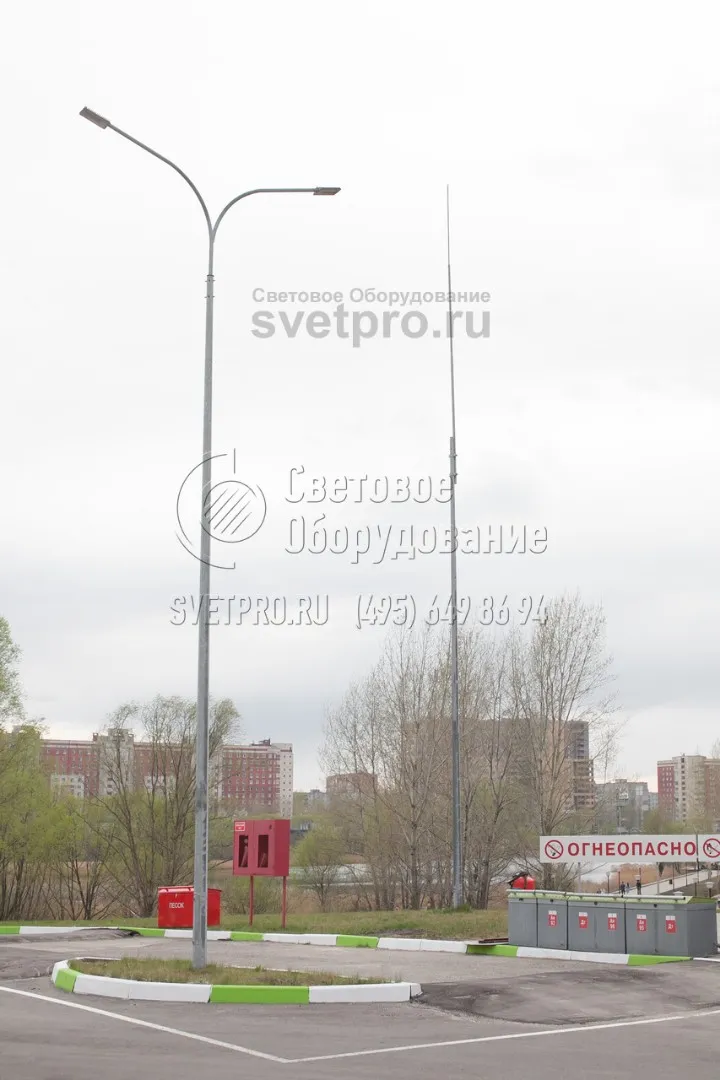 Представленный на изображении молниеотвод установлен на автомобильной заправочной станции в населенном пункте. В примере используется стальной штырь, который установлен на корпусе опоры с помощью накладных креплений. Возможен также вариант крепежа с помощью хвостового элемента.