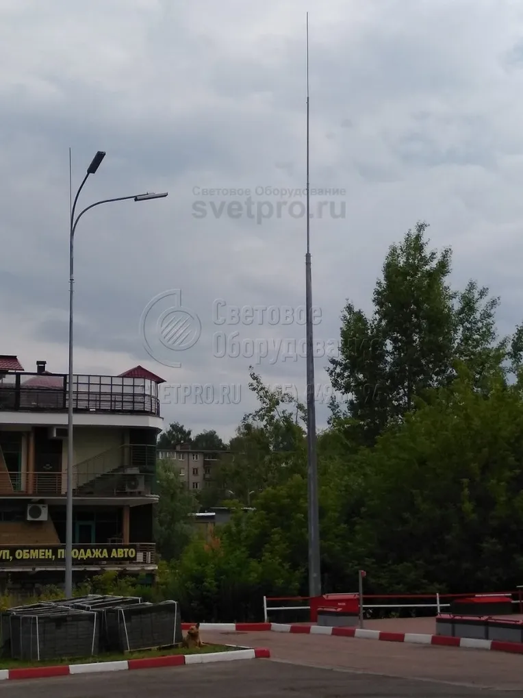 В случае использования молниеотвода для целей освещения на верхушку устанавливается особый кронштейн. Он состоит из выносов для установки СП, а также штыря, который принимает удар молнии во время грозы. Возможны также варианты, когда штырь или консоли крепятся накладным способом.