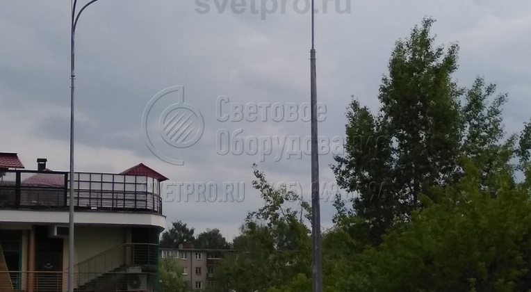 В случае использования молниеотвода для целей освещения на верхушку устанавливается особый кронштейн. Он состоит из выносов для установки СП, а также штыря, который принимает удар молнии во время грозы. Возможны также варианты, когда штырь или консоли крепятся накладным способом.