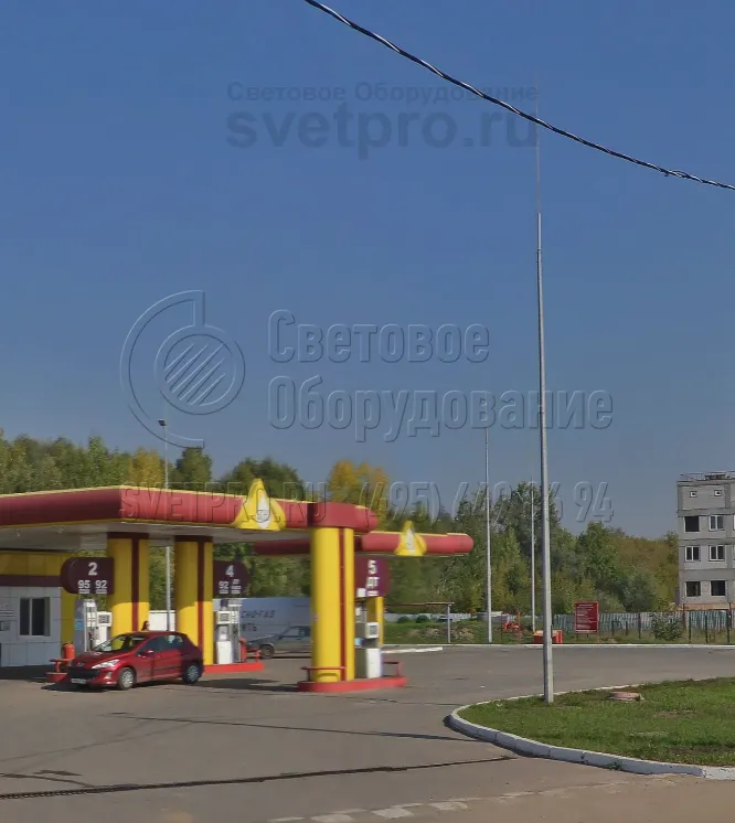 Согласно регламенту работы автозаправочных станций и других подобных объектов, они должны быть защищены от попадания молнии. Для этих целей используются типовые молниеотводы. Они состоят из стального штыря, который принимает на себя разряд, и типового корпуса осветительной опоры.