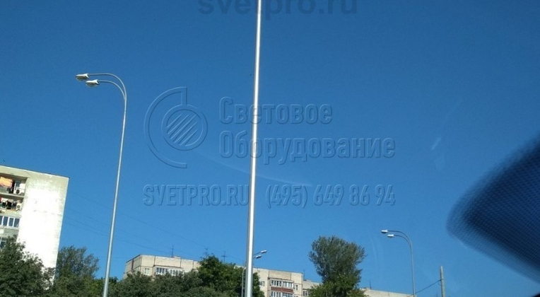 На этом изображении представлен молниеотвод, который одновременно используется для установки СП. Применение конструкций универсального назначения дает возможность сократить число опор на освещаемом объекте. Это снижает затраты на строительство и улучшает внешний вид площадки.