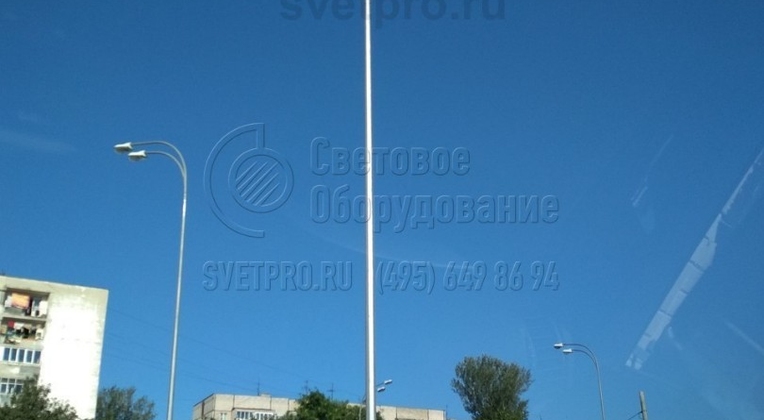 При использовании молниеотвода для освещения объекта силовые кабели, по которым поступает электричество для работы ламп, прокладываются подземным способом и проводятся к лампе по полому стволу. За счет этого удается избежать обрыва проводов во время грозы или в результате механических воздействий.