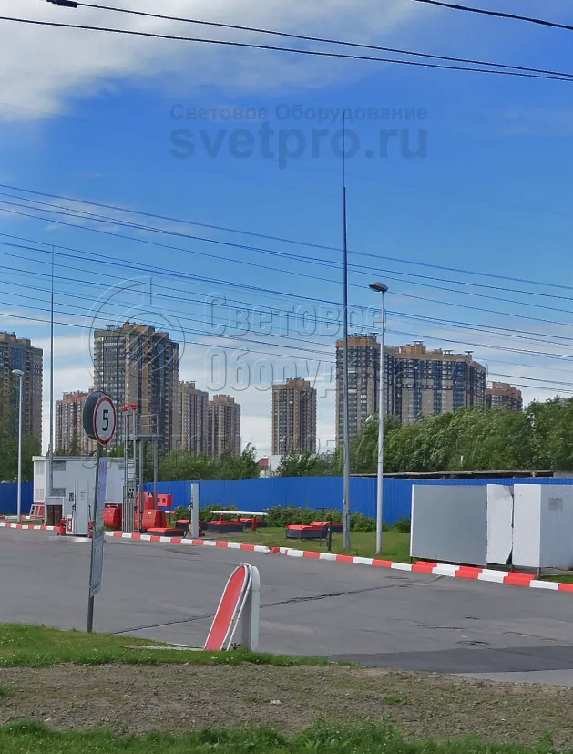 Основанием для установки стального штыря молниеотвода является корпус классической опоры для строительства систем освещения. Для повышения прочности конструкции применяются изделия с граненым поперечным сечением. Берутся корпуса несиловых моделей, чтобы снизить стоимость строительства.