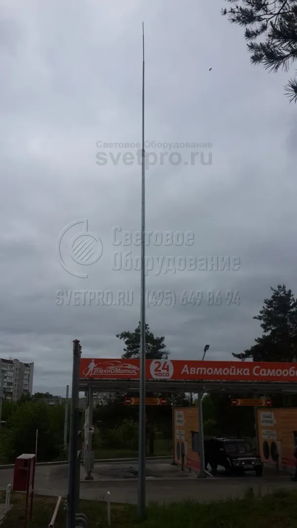 На представленном изображении молниеотвод защищает от попадания молнии мойку самообслуживания. На верхушке корпуса установлен длинный штырь, что дает возможность значительно увеличить высоту конструкции. Она способна защитить большее пространство или высокие постройки.