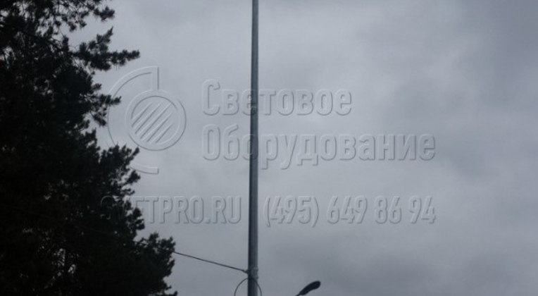 Для сокращения затрат на строительство инженерной инфраструктуры и уменьшения количества инженерных конструкций на объекте молниеотводы часто объединяются с опорами для установки световых приборов. В такой конструкции штырь для приема электрического разряда встроен в кронштейн для СП.