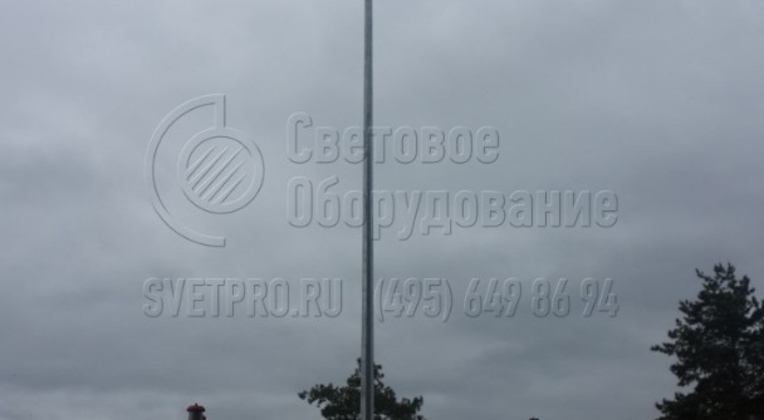 На представленном изображении молниеотвод защищает от попадания молнии мойку самообслуживания. На верхушке корпуса установлен длинный штырь, что дает возможность значительно увеличить высоту конструкции. Она способна защитить большее пространство или высокие постройки.
