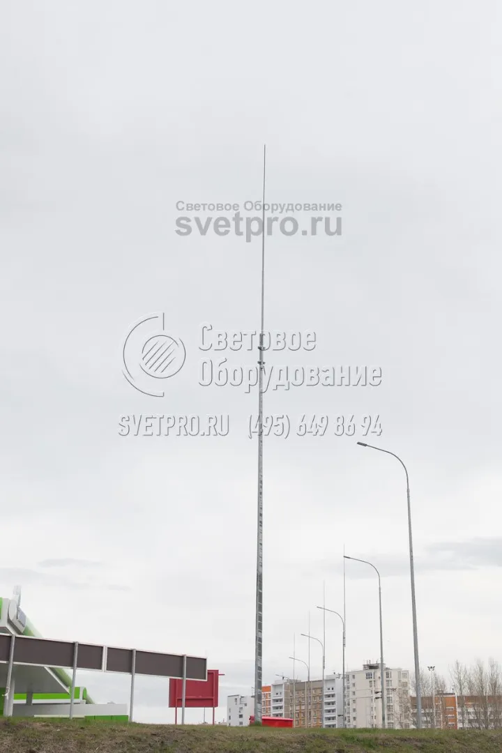 В классическом варианте молниеотвод не оснащается кронштейном, на который ставятся приборы освещения. В этом случае к нему не нужно подводить силовую линию для подачи питания. Однако необходимо подключить контур заземления, для чего имеется специальное ушко в районе фланца.