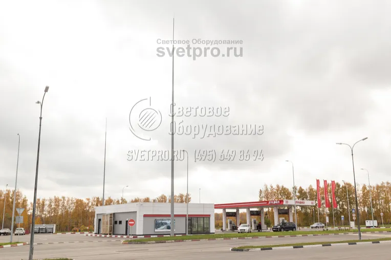 Наличие молниеотвода является обязательным согласно регламенту эксплуатации автозаправочной станции или другого объекта, где работают с воспламеняющимися веществами. Высоко расположенный стальной штырь принимает на себя удар молнии, защищая прилегающие постройки.