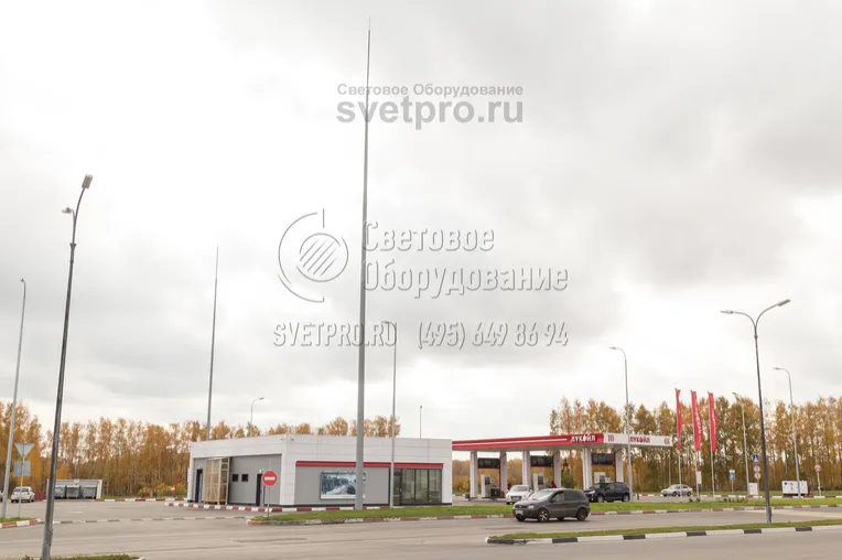 Для монтажа молниеотводов на автозаправочных станциях и других объектах применяется фланцевая опорная площадка. Перед установкой в нужном месте пробуривается котлован, в него вставляется и заливается бетоном закладной элемент. После застывания бетона можно прикручивать наземную часть.