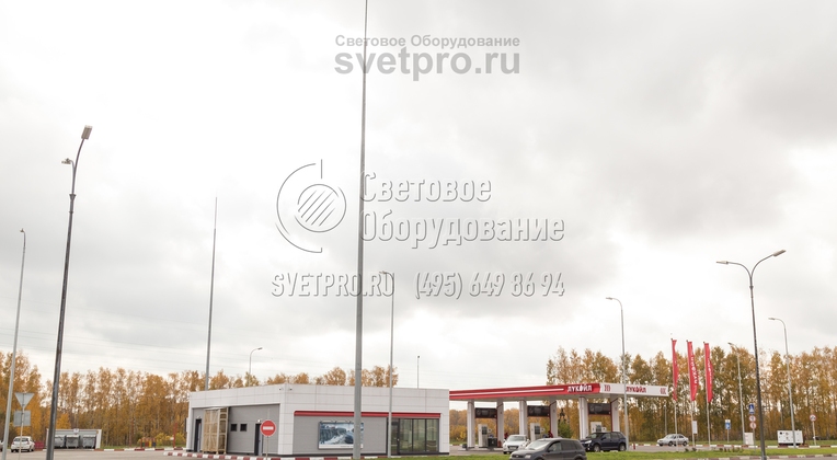 Для монтажа молниеотводов на автозаправочных станциях и других объектах применяется фланцевая опорная площадка. Перед установкой в нужном месте пробуривается котлован, в него вставляется и заливается бетоном закладной элемент. После застывания бетона можно прикручивать наземную часть.